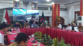 Penjabat (Pj) Wali Kota Padang Andree Algamar dalam rapat High Level Meeting di Gedung Putih Rumah Dinas Wali Kota Padang, Senin (9/12/2024). (Foto: Diskominfo Padang)
