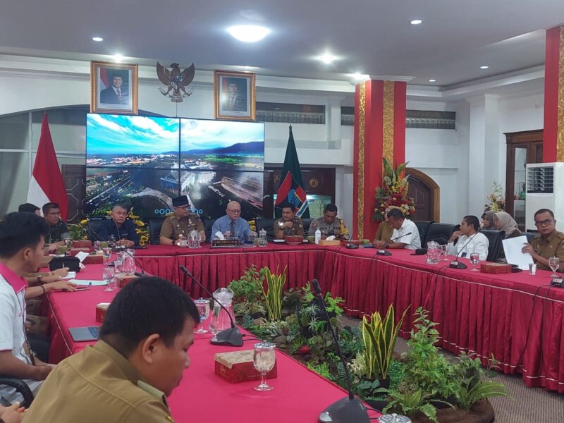 Penjabat (Pj) Wali Kota Padang Andree Algamar dalam rapat High Level Meeting di Gedung Putih Rumah Dinas Wali Kota Padang, Senin (9/12/2024). (Foto: Diskominfo Padang)