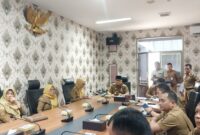 Pj Wali Kota Padang Andree Algamar mengikuti peringatan Hakordia 2024 secara daring di Ruang Asisten, Senin (9/12/2024). (Foto: Diskominfo Padang)