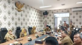 Pj Wali Kota Padang Andree Algamar mengikuti peringatan Hakordia 2024 secara daring di Ruang Asisten, Senin (9/12/2024). (Foto: Diskominfo Padang)