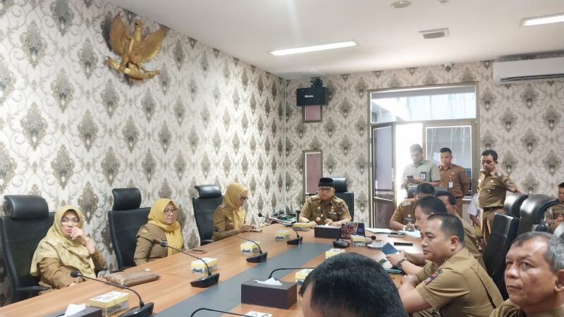 Pj Wali Kota Padang Andree Algamar mengikuti peringatan Hakordia 2024 secara daring di Ruang Asisten, Senin (9/12/2024). (Foto: Diskominfo Padang)