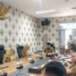 Pj Wali Kota Padang Andree Algamar mengikuti peringatan Hakordia 2024 secara daring di Ruang Asisten, Senin (9/12/2024). (Foto: Diskominfo Padang)