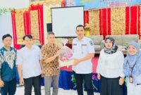 Camat Lubeg Nofiandi Amir menerima bantuan Genting dari perwakilan PT United Tractors Tbk. (Foto: Ist)
