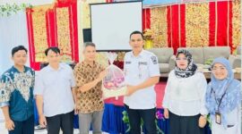 Camat Lubeg Nofiandi Amir menerima bantuan Genting dari perwakilan PT United Tractors Tbk. (Foto: Ist)
