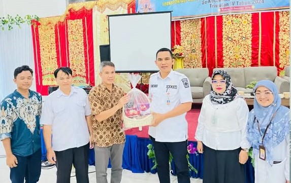 Camat Lubeg Nofiandi Amir menerima bantuan Genting dari perwakilan PT United Tractors Tbk. (Foto: Ist)