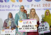 Ketua Dekranasda Padang Panjang Sri Hidayani Sonny menyerahkan hadiah kepada pemenang. (Foto: Diskominfo Padang Panjang)