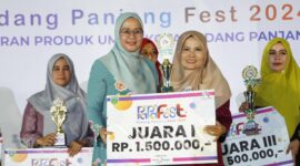 Ketua Dekranasda Padang Panjang Sri Hidayani Sonny menyerahkan hadiah kepada pemenang. (Foto: Diskominfo Padang Panjang)