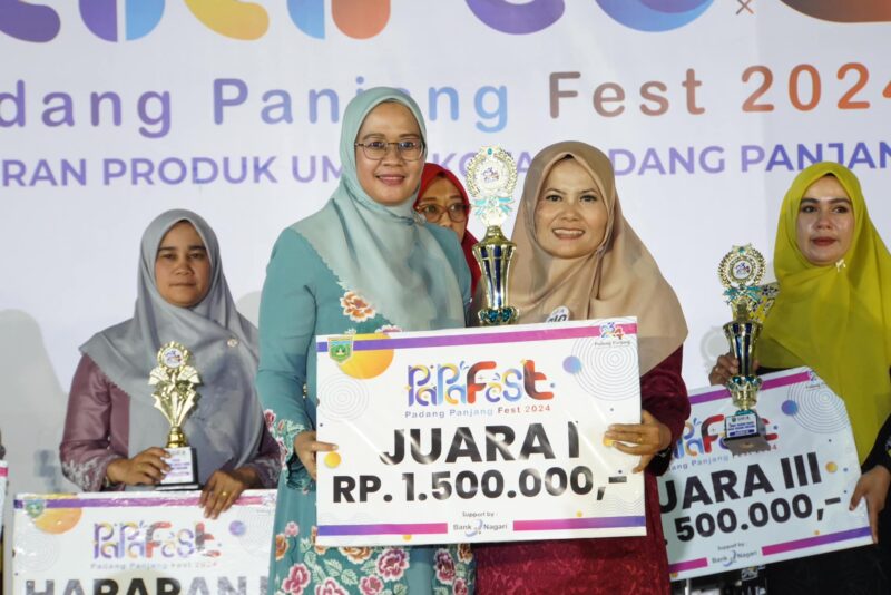 Ketua Dekranasda Padang Panjang Sri Hidayani Sonny menyerahkan hadiah kepada pemenang. (Foto: Diskominfo Padang Panjang)