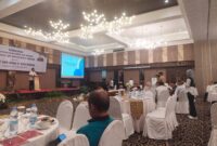 Pj Sekdako Padang Yosefriawan memberikan arahan terkait penyesuaian tarif air minum di hadapan camat dan lurah se-Kota Padang, Rabu (11/12/2024). (Foto: Diskominfo Padang)