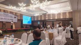 Pj Sekdako Padang Yosefriawan memberikan arahan terkait penyesuaian tarif air minum di hadapan camat dan lurah se-Kota Padang, Rabu (11/12/2024). (Foto: Diskominfo Padang)