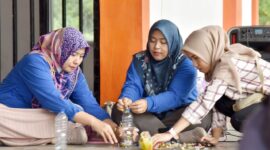 Saka Kalpataru Kota Pariaman menggelar aksi bersih dan pembuatan ecobrick di Pantai Kata, Desa Taluak, Kecamatan Pariaman Selatan, Kota Pariaman. (Foto: Diskominfo Pariaman)