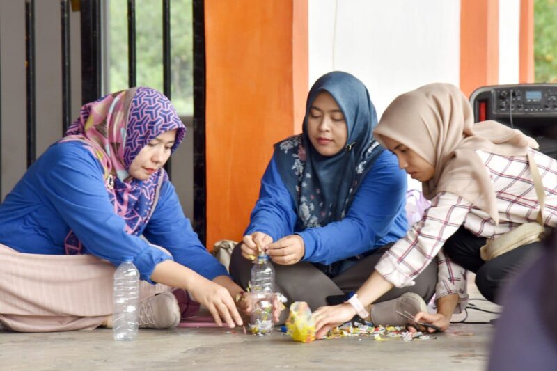 Saka Kalpataru Kota Pariaman menggelar aksi bersih dan pembuatan ecobrick di Pantai Kata, Desa Taluak, Kecamatan Pariaman Selatan, Kota Pariaman. (Foto: Diskominfo Pariaman)