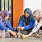 Saka Kalpataru Kota Pariaman menggelar aksi bersih dan pembuatan ecobrick di Pantai Kata, Desa Taluak, Kecamatan Pariaman Selatan, Kota Pariaman. (Foto: Diskominfo Pariaman)