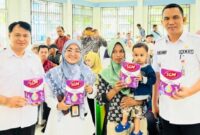PT Semen Padang menyerahkan PMT susu kepada keluarga balita berisiko stunting di Kecamatan Lubuk Begalung, Rabu (11/12/2024). (Foto: Ist)