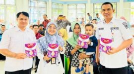 PT Semen Padang menyerahkan PMT susu kepada keluarga balita berisiko stunting di Kecamatan Lubuk Begalung, Rabu (11/12/2024). (Foto: Ist)