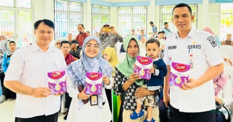 PT Semen Padang menyerahkan PMT susu kepada keluarga balita berisiko stunting di Kecamatan Lubuk Begalung, Rabu (11/12/2024). (Foto: Ist)