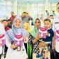 PT Semen Padang menyerahkan PMT susu kepada keluarga balita berisiko stunting di Kecamatan Lubuk Begalung, Rabu (11/12/2024). (Foto: Ist)