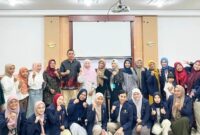 Camat Lubeg Nofiandi Amir menutup kegiatan praktik lapangan kebidanan komunitas mahasiswa Fakultas Kedokteran Unand, Sabtu (14/12/2024). (Foto: Ist)