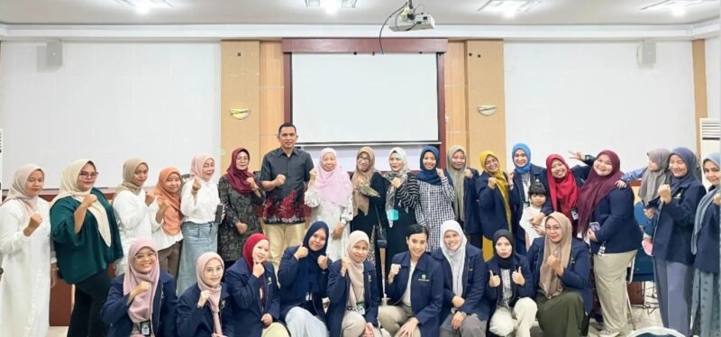 Camat Lubeg Nofiandi Amir menutup kegiatan praktik lapangan kebidanan komunitas mahasiswa Fakultas Kedokteran Unand, Sabtu (14/12/2024). (Foto: Ist)