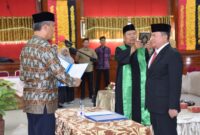 Pj Wali Kota Pariaman, Roberia melantik dan mengambil sumpah Pj Sekdako Pariaman Mursalim, di Aula Balaikota Pariaman, Minggu (15/12/2024). (Foto: Diskominfo Pariaman)
