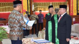 Pj Wali Kota Pariaman, Roberia melantik dan mengambil sumpah Pj Sekdako Pariaman Mursalim, di Aula Balaikota Pariaman, Minggu (15/12/2024). (Foto: Diskominfo Pariaman)