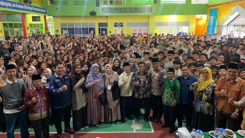 Wamen Dikdasmen RI, Dr. Fajar Riza Ul Haq berkunjung ke Pesantren Kauman Muhammadiyah Padang Panjang, Sabtu (14/12/2024). (Foto: Diskominfo Padang Panjang)