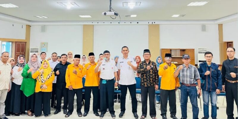 Camat Lubeg Nofiandi Amir, Kabid Ideologi dan Wawasan Kebangsaan Badan Kesbangpol Padang Elfian Putra Ifadi, Ketua FPK Padang Suardi Z Dt. Garang, para perwakilan etnis dan lintas agama Kecamatan Lubeg foto bersama saat pembentukan FPK Kecamatan Lubeg, Rabu (11/12/2024). (Foto: Ist)