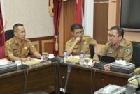 Pj Sekda Sumbar, Yozarwardi Usama Putra memimpin rapat bersama OPD terkait di Ruang Rapat Istana Gubernur, Senin (16/12/2024). (Foto: adpsb)