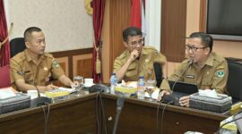 Pj Sekda Sumbar, Yozarwardi Usama Putra memimpin rapat bersama OPD terkait di Ruang Rapat Istana Gubernur, Senin (16/12/2024). (Foto: adpsb)