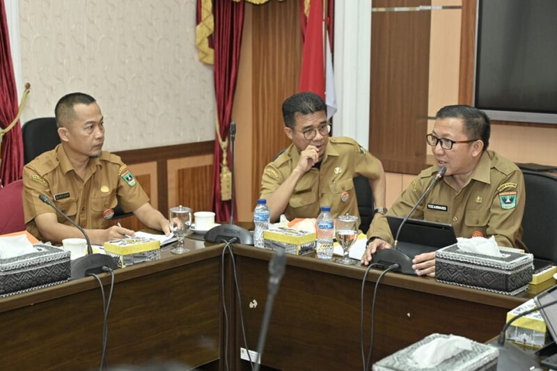 Pj Sekda Sumbar, Yozarwardi Usama Putra memimpin rapat bersama OPD terkait di Ruang Rapat Istana Gubernur, Senin (16/12/2024). (Foto: adpsb)