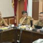 Pj Sekda Sumbar, Yozarwardi Usama Putra memimpin rapat bersama OPD terkait di Ruang Rapat Istana Gubernur, Senin (16/12/2024). (Foto: adpsb)