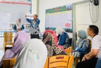 Camat Lubeg, Nofiandi Amir memantau proses pemilihan Ketua LPM di Lubuk Begalung Nan XX, Minggu (29/12/2024). (Foto: Ist)