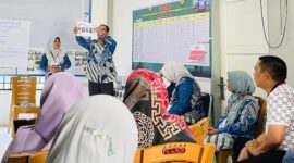 Camat Lubeg, Nofiandi Amir memantau proses pemilihan Ketua LPM di Lubuk Begalung Nan XX, Minggu (29/12/2024). (Foto: Ist)