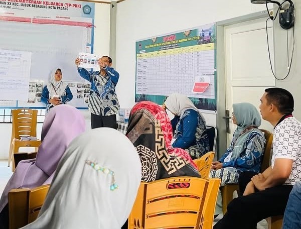 Camat Lubeg, Nofiandi Amir memantau proses pemilihan Ketua LPM di Lubuk Begalung Nan XX, Minggu (29/12/2024). (Foto: Ist)