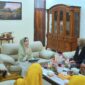 Pj Ketua Dekranasda Padang Ny Vanny Andree Algamar memotivasi Dila dan Arif jelang keberangkatan mengikuti pemilihan Uni dan Uda Tingkat Sumbar pada 12-14 Desember 2024. (Foto: Prokopim Padang)