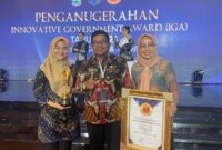 Pj Sekdako Padang Yosefriawan menerima penghargaan Innovative Government Award (IGA) Tahun 2024 kategori “Sangat inovatif”. (Foto: Prokopim Padang)