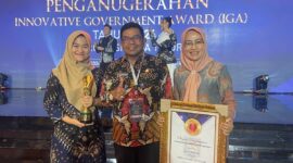 Pj Sekdako Padang Yosefriawan menerima penghargaan Innovative Government Award (IGA) Tahun 2024 kategori “Sangat inovatif”. (Foto: Prokopim Padang)