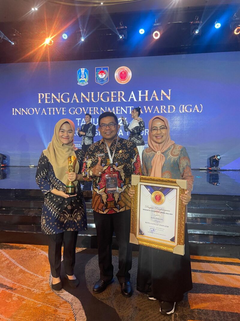 Pj Sekdako Padang Yosefriawan menerima penghargaan Innovative Government Award (IGA) Tahun 2024 kategori “Sangat inovatif”. (Foto: Prokopim Padang)