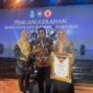Pj Sekdako Padang Yosefriawan menerima penghargaan Innovative Government Award (IGA) Tahun 2024 kategori “Sangat inovatif”. (Foto: Prokopim Padang)