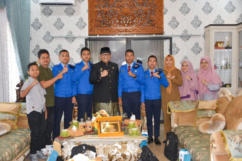 Pj Wali Kota Padang Andree Algamar bersama para siswa SMA Nusantara. (Foto: Prokopim Padang)