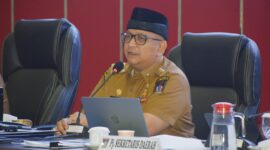 Pj Wali Kota Padang Andree Algamar memimpin rapat staf bulanan bersama pimpinan OPD di Bagindo Aziz Chan Balai Kota Padang, Senin (9/12/2024). (Foto: Prokopim Padang)