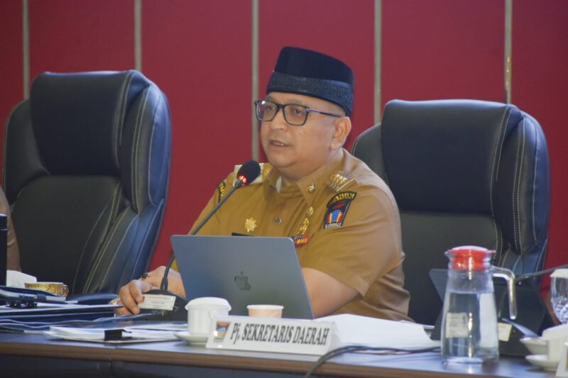 Pj Wali Kota Padang Andree Algamar memimpin rapat staf bulanan bersama pimpinan OPD di Bagindo Aziz Chan Balai Kota Padang, Senin (9/12/2024). (Foto: Prokopim Padang)