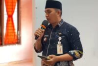 Camat Lubeg Nofiandi Amir memberikan pelatihan public speaking di Yayasan Amal Salih Kelurahan Banuaran Nan XX, Jumat (12/12/2024). (Foto: Ist)