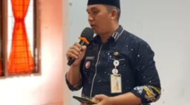 Camat Lubeg Nofiandi Amir memberikan pelatihan public speaking di Yayasan Amal Salih Kelurahan Banuaran Nan XX, Jumat (12/12/2024). (Foto: Ist)