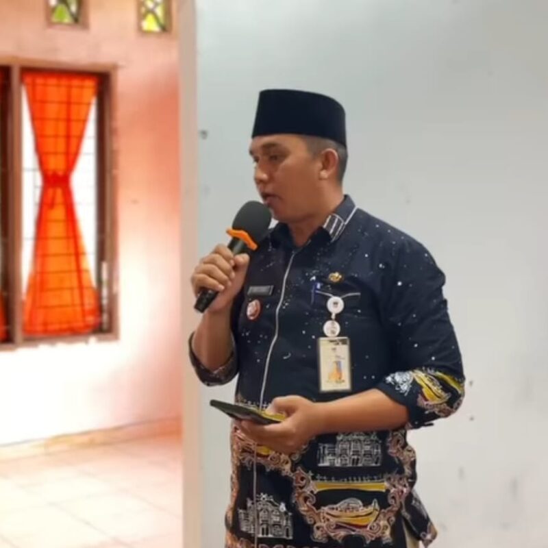 Camat Lubeg Nofiandi Amir memberikan pelatihan public speaking di Yayasan Amal Salih Kelurahan Banuaran Nan XX, Jumat (12/12/2024). (Foto: Ist)