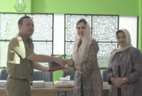 Pj Ketua Dekranasda Padang Ny. Vanny Andree Algamar menyerahkan cenderamata kepada perwakilan Dekranasda Jatim. (Foto: Diskominfo Padang)