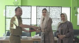 Pj Ketua Dekranasda Padang Ny. Vanny Andree Algamar menyerahkan cenderamata kepada perwakilan Dekranasda Jatim. (Foto: Diskominfo Padang)