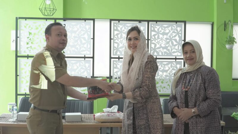 Pj Ketua Dekranasda Padang Ny. Vanny Andree Algamar menyerahkan cenderamata kepada perwakilan Dekranasda Jatim. (Foto: Diskominfo Padang)