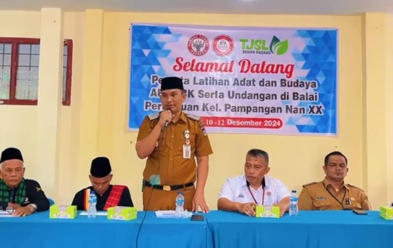 Camat Lubeg Nofiandi Amir membuka Pelatihan Pasambahan Cabiak Siriah, Batagak Gala, Pasambahan Makan dan Pasambahan Urak Selo. (Foto: Ist)