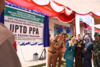 Pj Wali Kota Padang Panjang, Sonny Budaya Putra meresmikan UPTD PPA Kota Padang Panjang, Selasa (3/12/2024). (Foto: Diskominfo Padang Panjang)